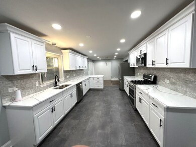 665 S Cedar Ave, Elmhurst, IL 60126 - photo 2