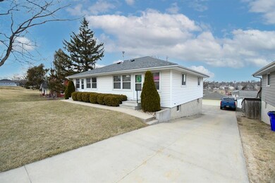 2922 Johnson Ave NW, Cedar Rapids, IA 52405 - photo 2