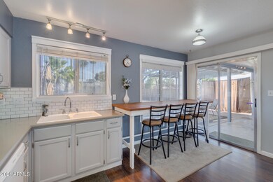 06-Kitchen with views to Backyard