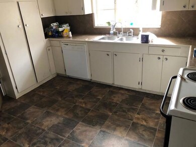 711 Crestview kitchen