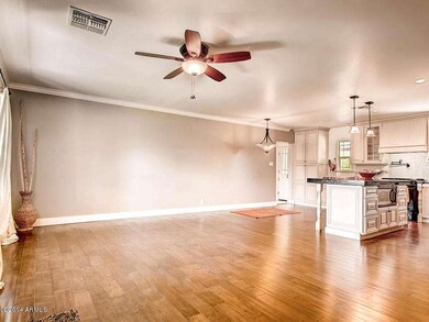 LOVELY GREAT ROOM