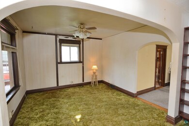 Spacious livingroom with ceiling fan