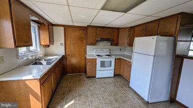 649 1ST FL N Warren St, Orwigsburg, PA 17961 - photo 3