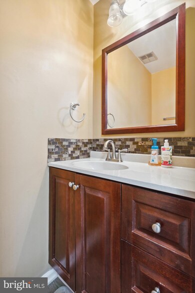 226 Finchingfield Ct, Sterling, VA 20165 - photo 6