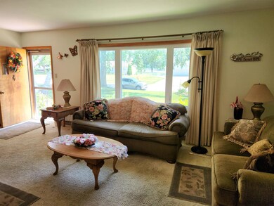 1822 Primrose Dr, Cedar Falls, IA 50613 - photo 2