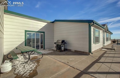Concrete Patio and porch-Perfect for BBQs, enterta