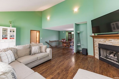 601 Jade Dr, Yorktown, IN 47396 - photo 2