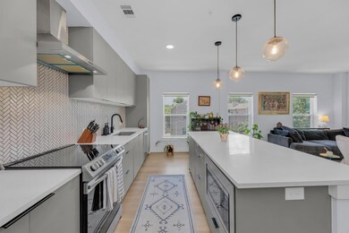 Kitchen with appliances with stainless steel fini