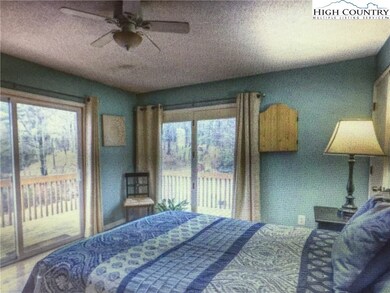 2nd bedroom with gardentub and laundry .