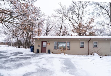 4256 Fox Hills Ct, Janesville, WI 53546 - photo 2