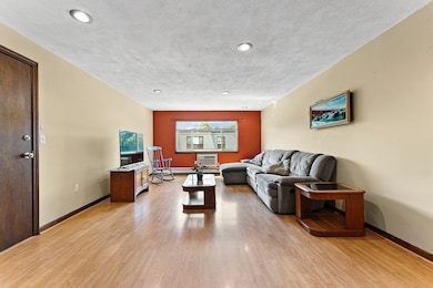 1 Hallmark Gardens unit 8, Burlington, MA 01803 - photo 3