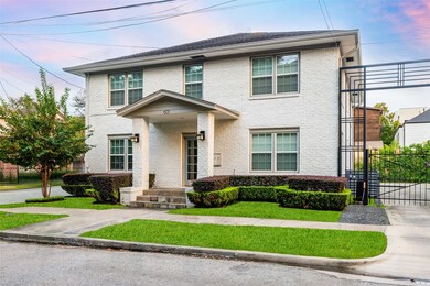 601 Bomar St, Houston, TX 77006 - photo 2