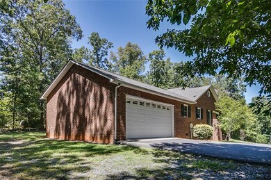 3073 Creekridge Dr, Asheboro, NC 27205 - photo 2