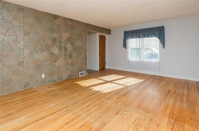 2411 Reynolds Ln, Des Moines, IA 50317 - photo 3