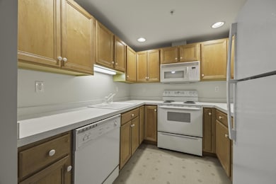7-web-or-mls-912-main-st-209
