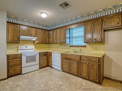 904 W 24th St, Ada, OK 74820 - photo 6