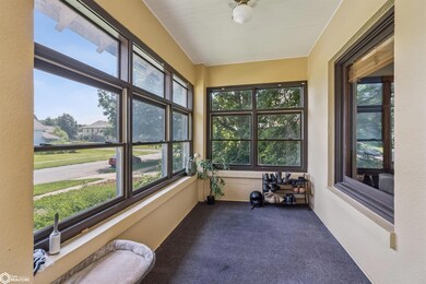 909 Elm St, Grinnell, IA 50112 - photo 4