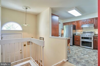 8302 Southern Oaks Ct, Lorton, VA 22079 - photo 4