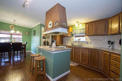 KITCHEN HAS LOTS OF CABINETS
