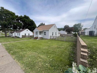 1319 W 36th St, Davenport, IA 52806 - photo 3