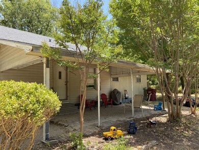 607 W Locust St, Whitewright, TX 75491 - photo 5