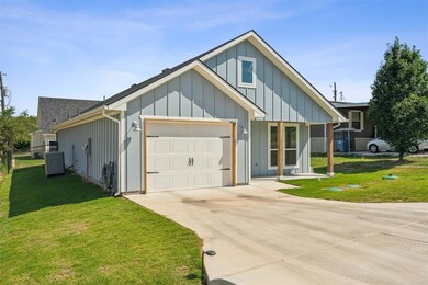 827 Colorado River Dr, Granbury, TX 76048 - photo 2