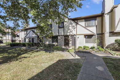 5283 Ruthton Rd unit 19, Columbus, OH 43220 - photo 2