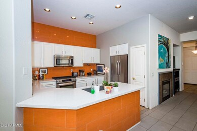 06- Kitchen with island and pantry