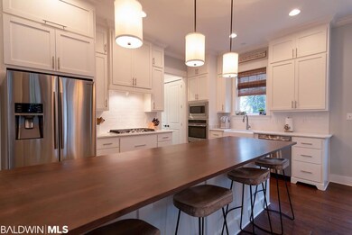 Large kitchen eating bar great for prep & buffet