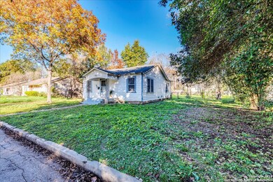 828 E Humphreys St, Seguin, TX 78155 - photo 5