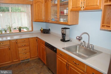 14228 Chadwick Ln, Rockville, MD 20853 - photo 4