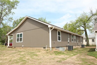 902 N 9th St, Neodesha, KS 66757 - photo 6