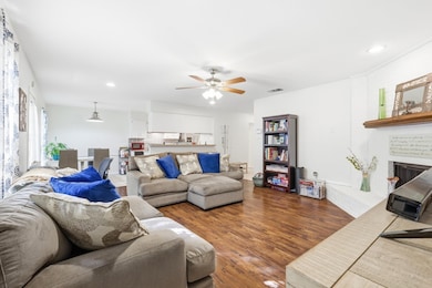 814 W Embercrest Dr, Arlington, TX 76017 - photo 2