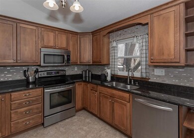 5525 Quercus Ln, Davenport, IA 52806 - photo 4