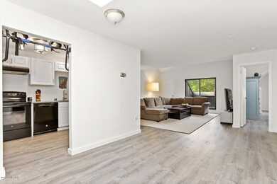 122 E Putnam Ave Unit 8-large-008-006-00
