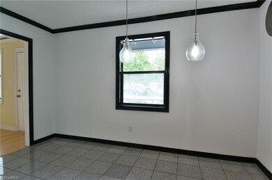 1620 Windsong dining area