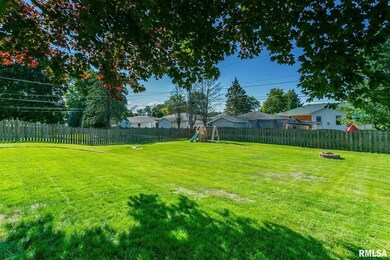 1831 W 37th St, Davenport, IA 52806 - photo 2