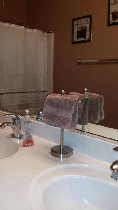 Hallway bath-double sinks