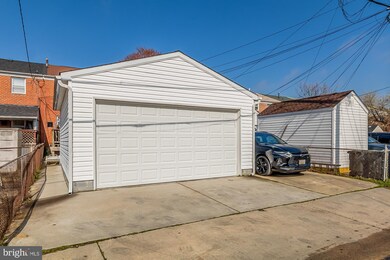 943 Foxcroft Ln, Essex, MD 21221 - photo 2