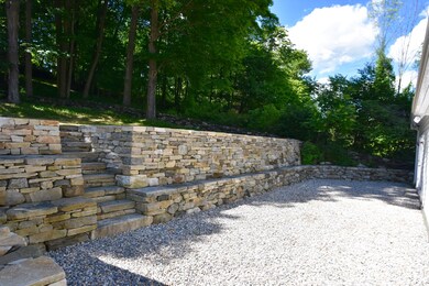CUSTOM STONE WALL