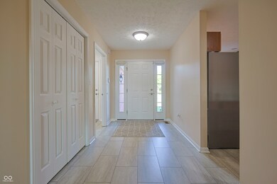 7005 S Stratton Ct, Columbus, IN 47203 - photo 5