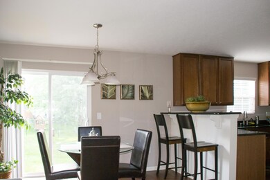 04a Dining area and Breakfast bar