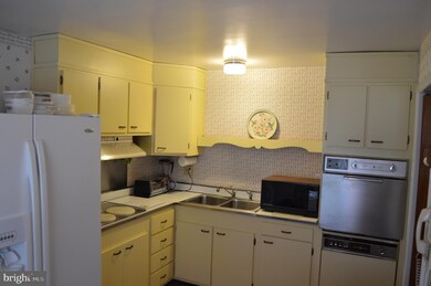 818 Lincoln Dr, Brookhaven, PA 19015 - photo 2