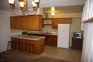 1207 E Avila 006