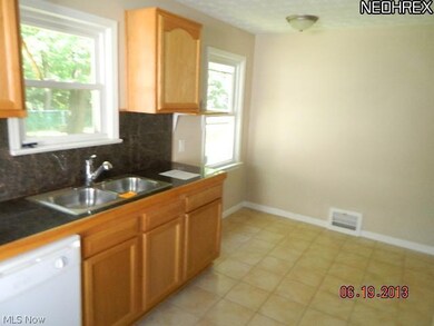 16705 Raymond St, Maple Heights, OH 44137 - photo 4