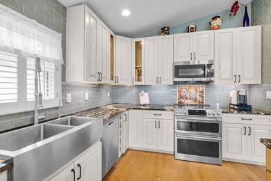WHAT A KITCHEN INCLUDING A WINE FRIDGE!!
