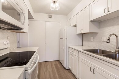 Appliances include: Range/oven, Microwave Venthood