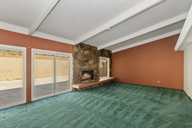 004_Living Room