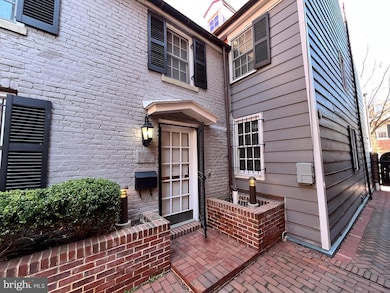 1072 Thomas Jefferson St NW, Washington, DC 20007 - photo 4