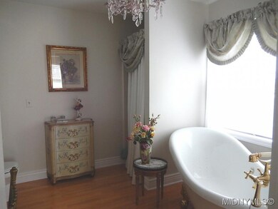 Deep Soaking Tub w/Jets